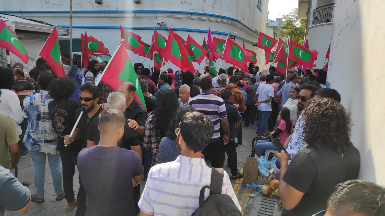 ކުރީގެ ރައީސް އަބްދުﷲ ޔާމީނަށް ހުކުމް ކުރާތީ ޕީޕީއެންޕީއެންސީގެ މެމްބަރުން ކްރިމިނަލް ކޯޓު ކައިރިއަށް އެއްވެ  މުޒާހަރާކުރަނީ. ފޮޓޯ: މުހައްމަދު އާދަމް/މިނިވަން