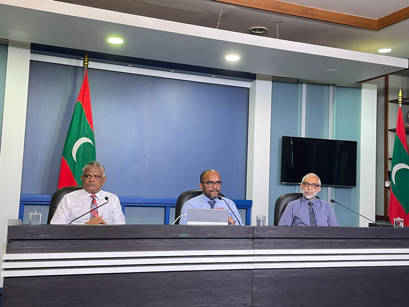 ފިނޭންސް މިނިސްޓަރު އިބްރާހީމް އަމީރާއި ހަޔާ އެޑިއުކޭޝަން މިނިސްޓަރު. ޑރ.އިބްރާހީމް ހަސަން އަދި ޕޭކޮމިޝަންގެ އެސްޖީ ނޫސްވެރިންގެ ބައްދަލުވުުމުގައި ބައިވެރިވެވަޑައިގަންނަވަނީ