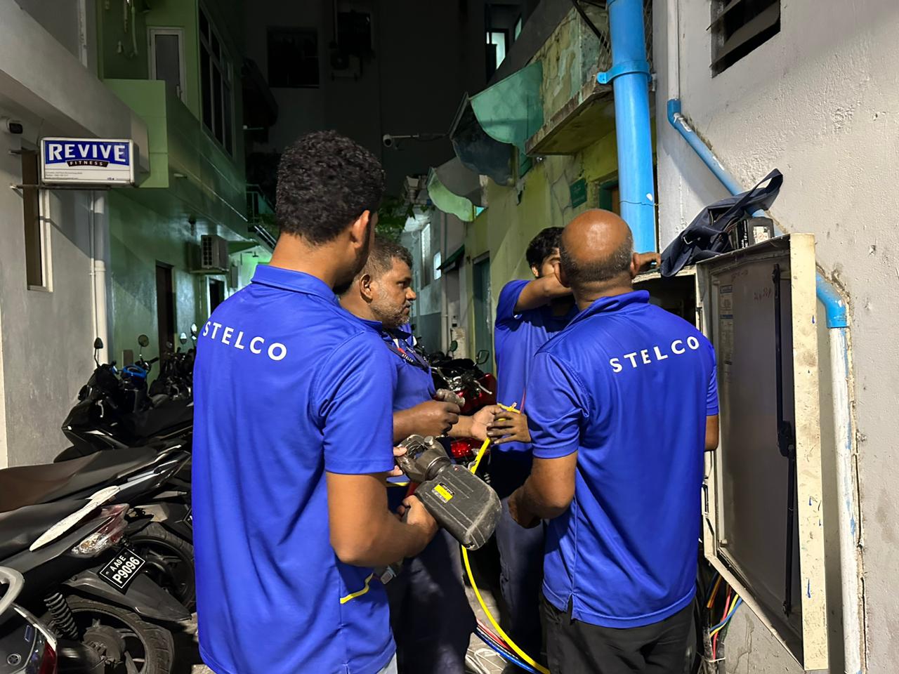 އަމީނީމަގު ހެދުމުގެ ތެރޭގައި ކަރަންޓަށް ދިމާވި މައްސަލައެއް ހައްލުކުރަން ސްޓެލްކޯގެ ޓެކްނީޝަކުން މަސައްކަތްކުރަނީ. ފޮޓޯ:ސްޓެލްކޯ