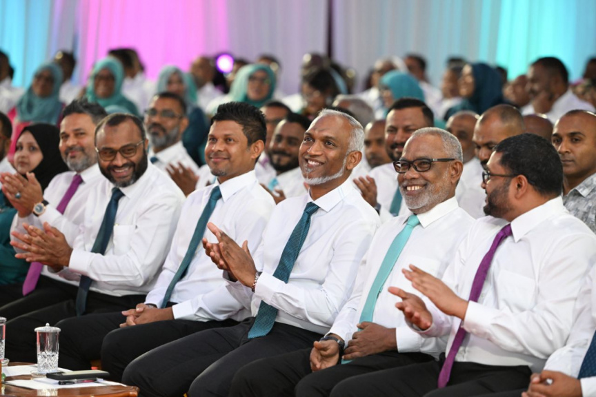 ޕީއެންސީގެ ޖަލްސާއެއްގެ ޖަލްސާއެއްގެ ތެރެއިން: ފޮޓޯ: ސަން